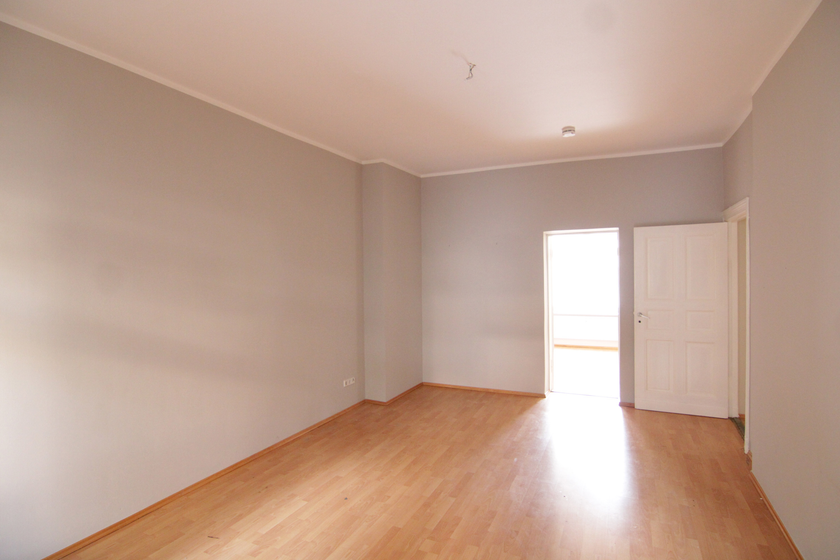 Wohnzimmer mit Balkon