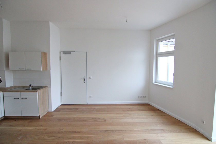 Wohnzimmer mit off. Küche