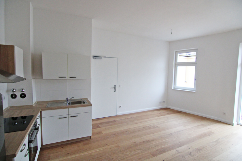 Wohnzimmer mit off. Küche