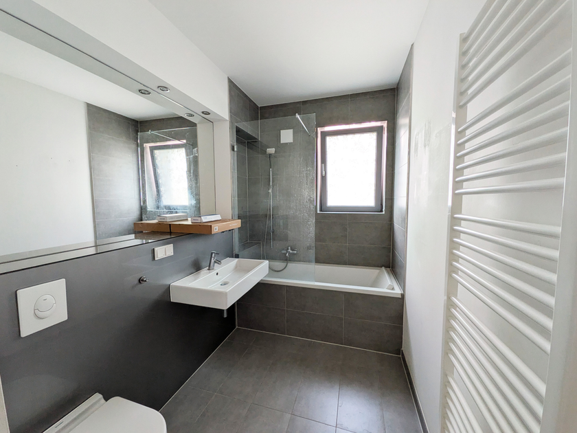 Schickes Bad mit Wanne