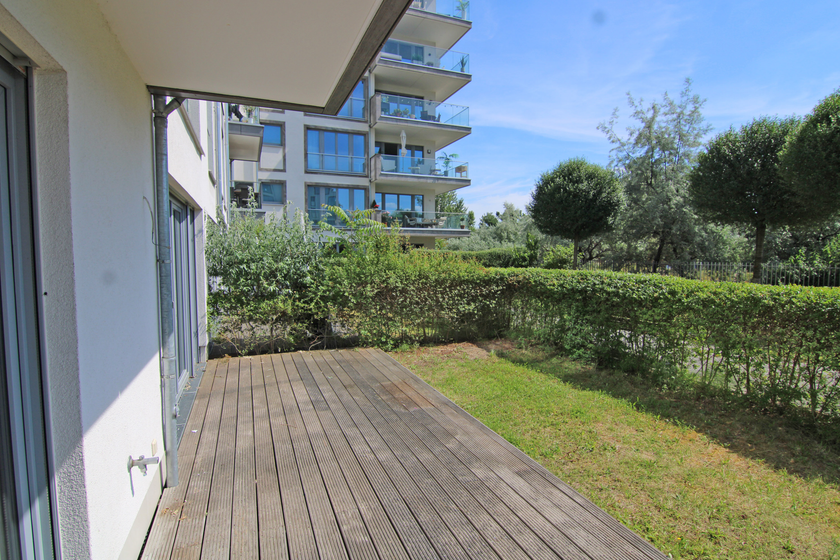 Geräumige Terrasse mit Garten