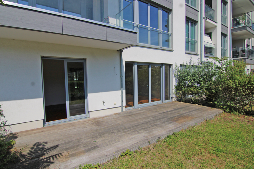 Geräumige Terrasse mit Garten