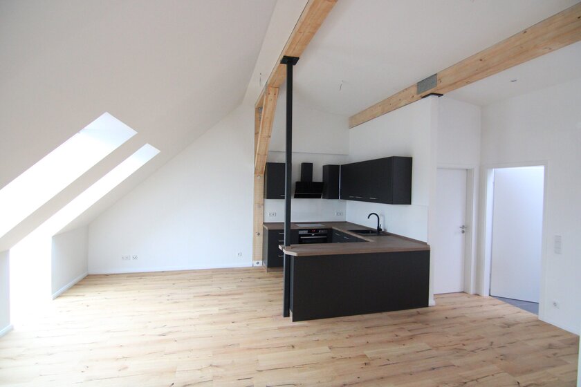 Wohnzimmer mit offener Küche