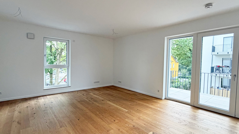 Großes Wohnzimmer mit EBK
