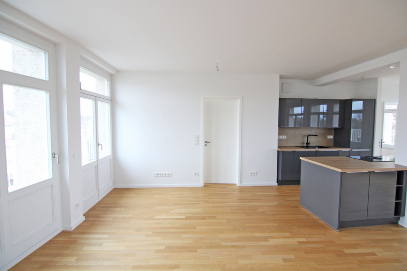 Wohnzimmer mit offener Küche